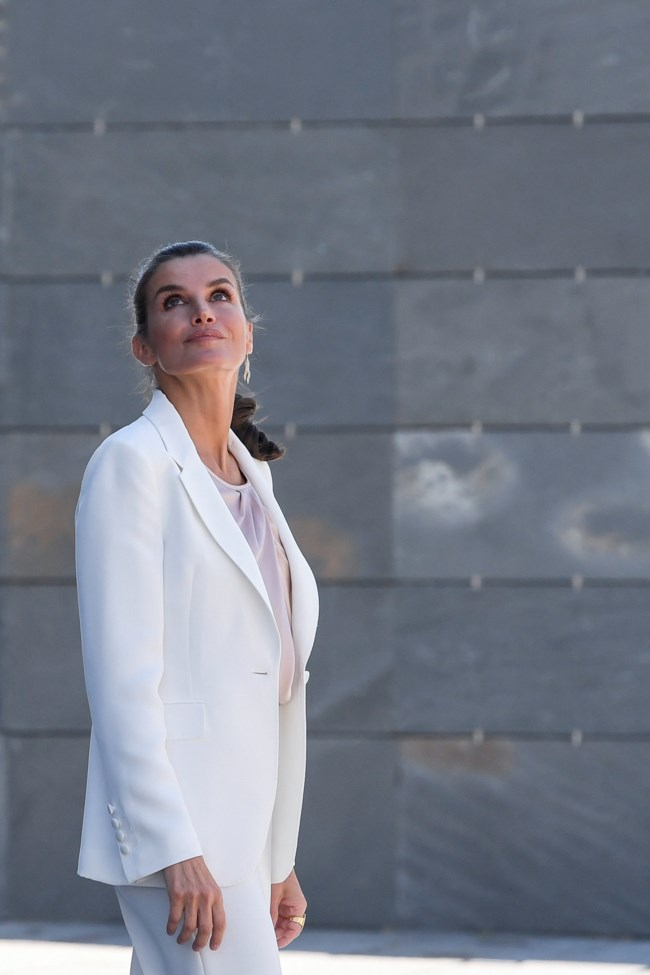 Η πρώτη κυρία και η βασίλισσα: Το θεϊκό λευκό κοστούμι της Λετίσια και το φλοράλ της Τζιλ Μπάιντεν