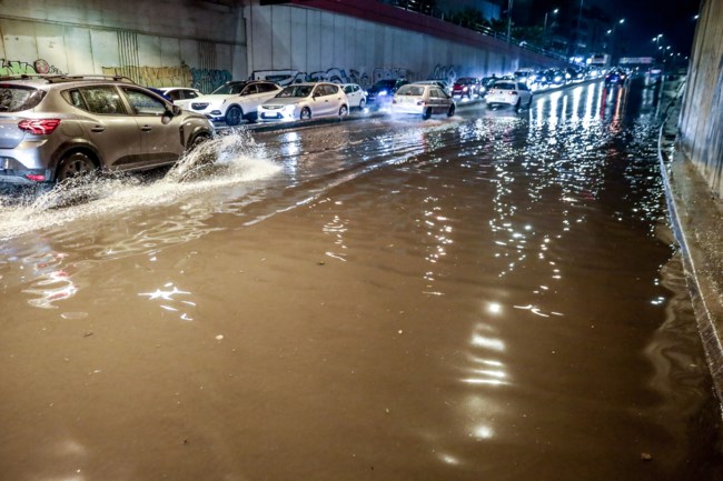Η κακοκαιρία Byron χτυπά την Αττική: Ποτάμια οι δρόμοι, 112 σε Μάνδρα-Μέγαρα, κλειστή η Αθηνών-Κορίνθου από τα διόδια Ελευσίνας
