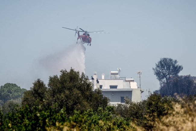Σε ύφεση η φωτιά στην Αγία Μαρίνα Κορωπίου - Αποκαταστάθηκε η κυκλοφορία των οχημάτων