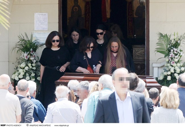 Το τελευταίο αντίο στον Αχιλλέα Θεοφίλου - Συγκινημένη η πρώην σύζυγός του, Χάρις Αλεξίου, μαζί με τον γιο τους [εικόνες]