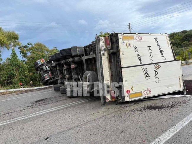 Σοκαριστικό τροχαίο στην Πατρών - Πύργου: Δύο οι νεκροί από τη σύγκρουση φορτηγού με ΙΧ [εικόνες]