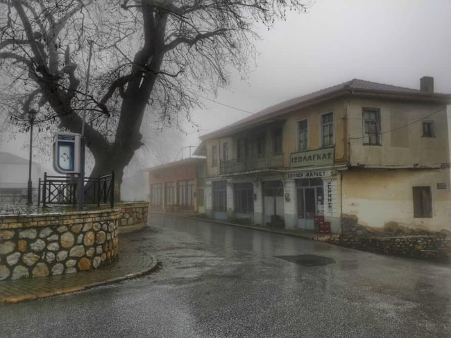 Δράμα: Απίστευτος συνωστισμός με 2.000 άτομα σε κηδεία ιερέα - Επί τόπου κλιμάκιο του ΕΟΔΥ