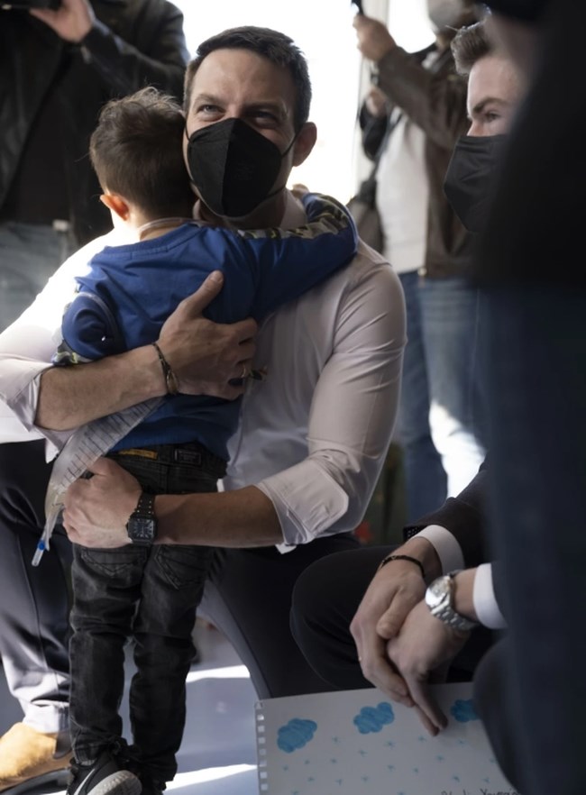 Ο Κασσελάκης με τον Τάιλερ πήγαν στο Παίδων και μοίρασαν δώρα στα παιδιά [Εικόνες]