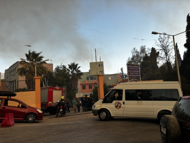 Ορατοί οι καπνοί πίσω από το Καραμανδάνειο