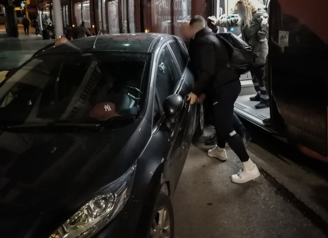 Νέα Σμύρνη: Επιβάτες του τραμ σηκώνουν με τα χέρια παρκαρισμένο αυτοκίνητο για να το μετακινήσουν
