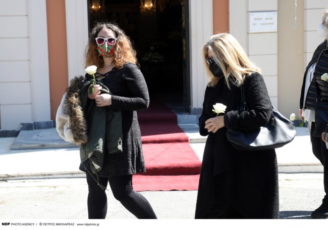 Θεόφιλος Βανδώρος: Ράγισαν καρδιές στην κηδεία του - Τραγικές φιγούρες η αδελφή του και η ανιψιά του  [Εικόνες]
