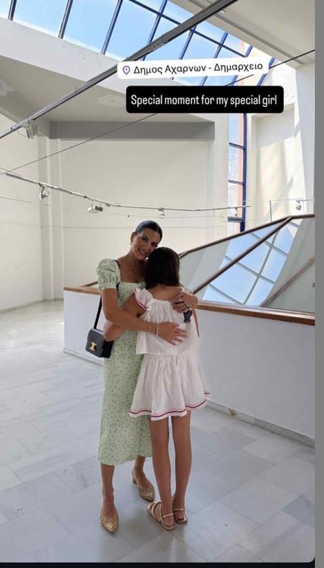 Σταματίνα Τσιμτσιλή: Με τον γιο της Ιωάννη Εφραίμ στην πλαζ
