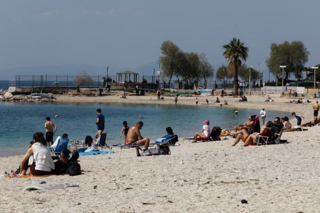 Λουκέτο στις οργανωμένες πλαζ - "Αντάρτικο" λουόμενων στις ελεύθερες [εικόνες]