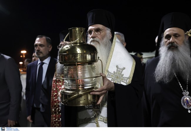 Άγιο Φως: Έφτασε στο "Ελ. Βενιζέλος" – Πώς θα μεταφερθεί σε όλη την Ελλάδα - Με αεροσκάφη σε οκτώ προορισμούς