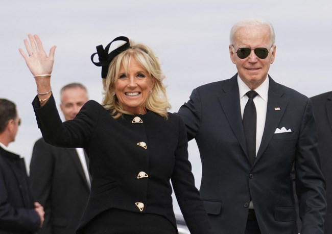 Ο Τζο Μπάιντεν αποχαιρετά τη Βρετανία - Επιβιβάστηκε στο Air Force One