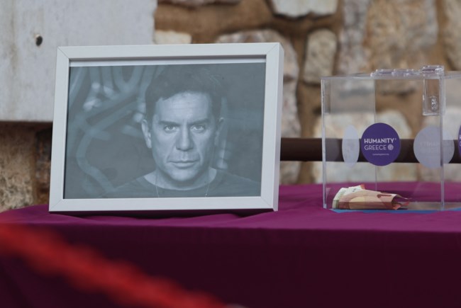 Μαζωνάκης: Ο κόσμος αποχαιρετά τον δικό του Γιώργο - Με τραγούδια, χειροκρότημα, λουλούδια και σημειώματα η "λαϊκή αγρυπνία"