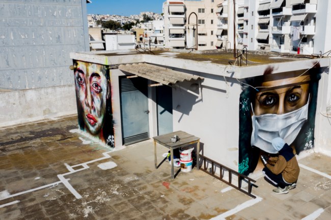 Εντυπωσιακό γκράφιτι 16χρονου για τον κορονοϊό σε ταράτσα της Αθήνας [εικόνες]