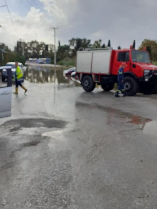 Κακοκαιρία Αθηνά: Απέραντη λίμνη το Ρίο - Εγκλωβισμένα αυτοκίνητα και πλημμυρισμένοι δρόμοι [εικόνες]