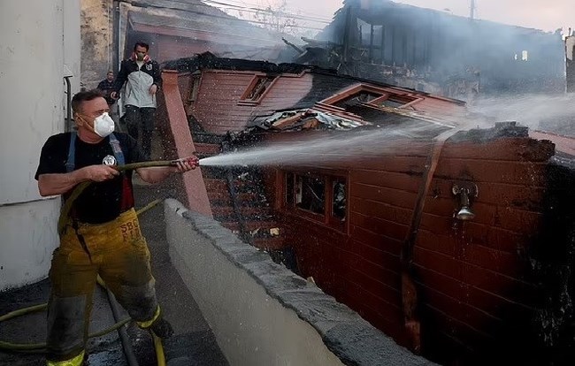 Πυρκαγιές στο Λος Άντζελες: Πώς ένας νευροχειρουργός έσωσε μια ολόκληρη γειτονιά στο Μαλιμπού...με ένα λάστιχο