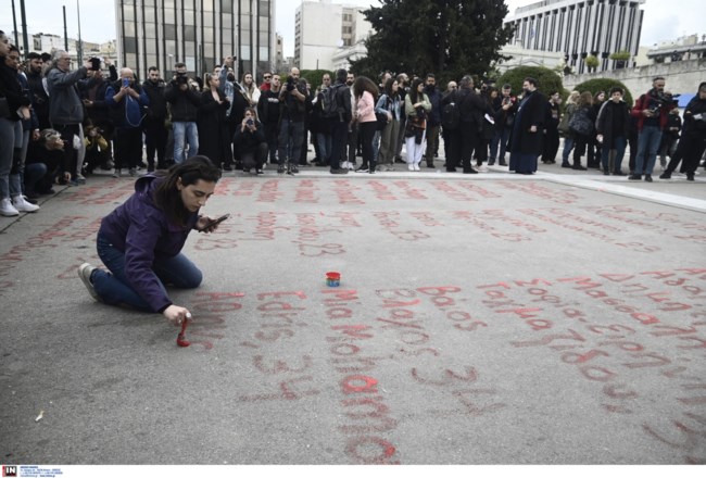 Τέμπη: Εσβησαν τα ονόματα των θυμάτων από το Σύνταγμα – Μεγάλη οργή στα social media [βίντεο]