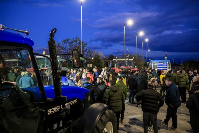 Σκληρή στάση από τους αγρότες: Αυξάνονται τα μπλόκα - Άγρια επεισόδια στο αεροδρόμιο του Ηρακλείου [εικόνες - βίντεο]