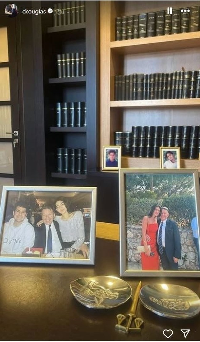 Αλέξης Κούγιας: Στο γραφείο του ο γιος του - Η γωνιά με τις οικογενειακές φωτογραφίες τους [εικόνα]