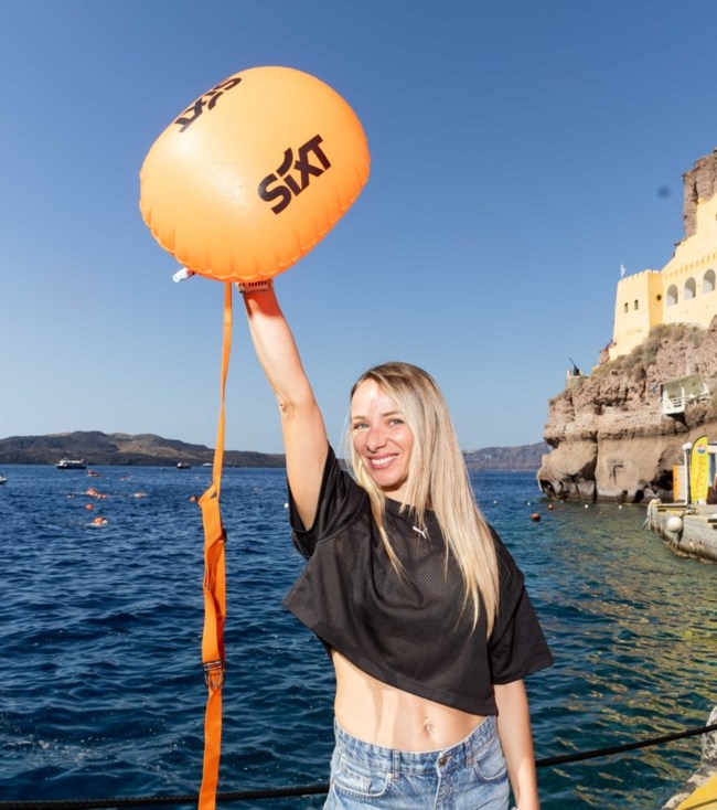 Η SIXT στηρίζει και οδηγεί στο Santorini Experience 2025
