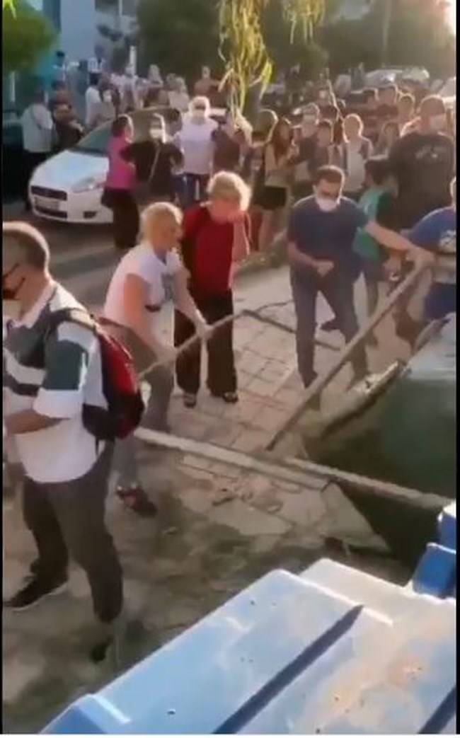 Άλιμος: Άγριο ξύλο με γονείς και μαθητές σε υπό κατάληψη σχολείο [βίντεο - εικόνες]