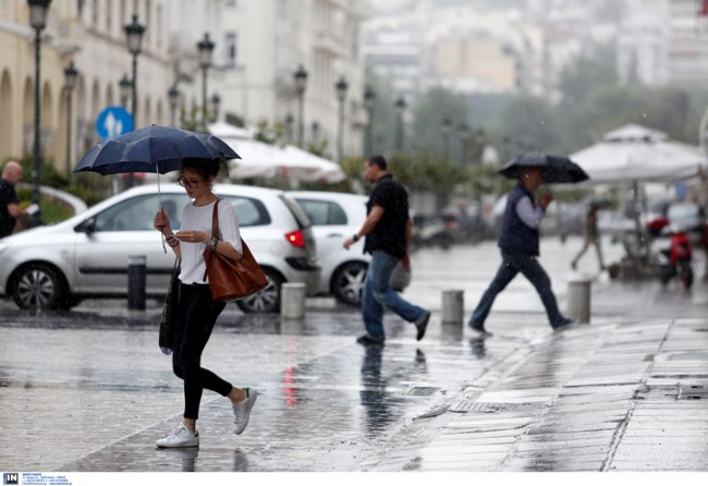 Εριξε... καρέκλες σε Θεσσαλονίκη και Χαλκιδική - Προβλήματα σε αρκετές περιοχές από την καταιγίδα [Εικόνες]