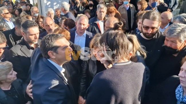 Τραγωδία στα Τέμπη: Στην κηδεία της 28χρονης Ελπίδας ο Τσίπρας - Παρών και ο Σταϊκούρας