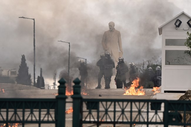 Επεισόδια στo Σύνταγμα μετά την πορεία για τα Τέμπη: Πέταξαν μολότοφ στο προαύλιο της Βουλής