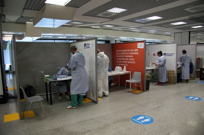 Κορονοϊός: Ουρές στα αεροδρόμια της Ιταλίας - Τεστ σε όσους επιστρέφουν από Ελλάδα [Εικόνες]