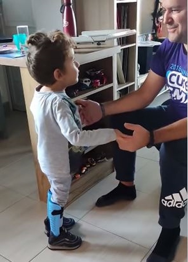 Παναγιώτης - Ραφαήλ: Συγκίνηση από το νέο βίντεο του μικρούλη που δυναμώνει - Ανακαλύπτει δυνατότητες, λένε οι γονείς του