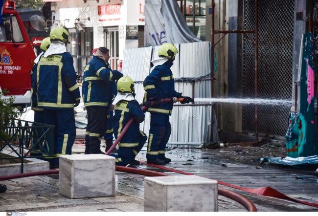 Υπό έλεγχο τέθηκε η μεγάλη φωτιά σε εγκαταλελειμμένο κτίριο στο κέντρο της Αθήνας [εικόνες - βίντεο]