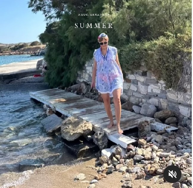Μάρα Ζαχαρέα: Ποζάρει στo νησί με διάφανη μίνι τουνίκ και πορτοκαλί neon μπικίνι