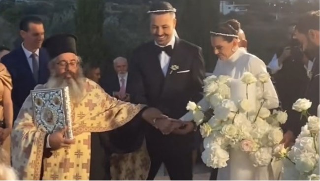 Ο γάμος του Πέτρου Κουσουλού σε πύργο στα Σπάτα: Η κομψή νύφη με το πρωτότυπο νυφικό με την τρύπα στην πλάτη