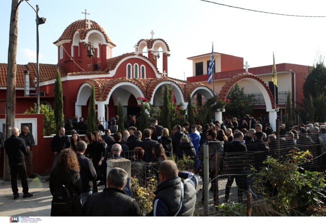 Κηδεία Βασίλη Τόπαλου: Σπαρακτικές σκηνές με κουφέτα, την ελληνική σημαία και τους συναθλητές του με φόρμες της Εθνικής