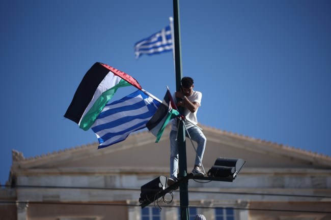 Τι συνέβη με τον 22χρονο Παλαιστίνιο στη διαμαρτυρία στο Σύνταγμα: Υψωσε την παλαιστινιακή σημαία ή κατέβασε την ελληνική;