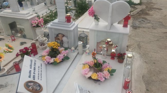 Η αδελφή της Πισπιρίγκου διαψεύδει ότι πέταξαν τα πράγματα από τον τάφο των παιδιών στα σκουπίδια - Η φωτογραφία που την "καίει"