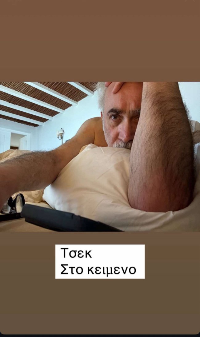 O Λάκης Λαζόπουλος στο πανέμορφο και κυκλαδικής αισθητικής σπίτι του στην Πάρο - Η οροφή με τις καλαμιές