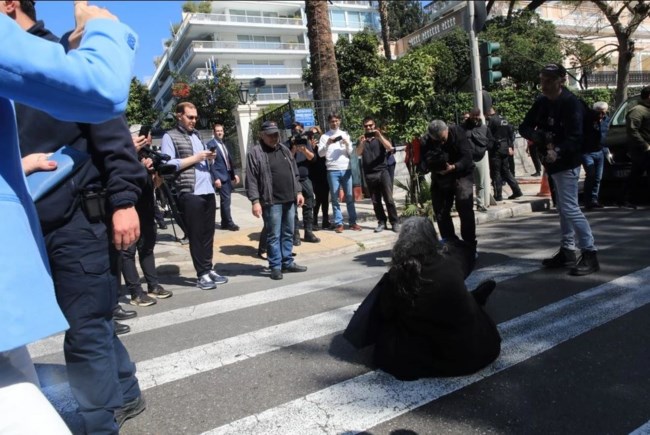Η Ελένη Λουκά ξανά "χτύπησε": Ξάπλωσε μπροστά από το Προεδρικό Μέγαρο- Στην κυβέρνηση είναι "άρρωστοι και διάβολοι" φώναζε