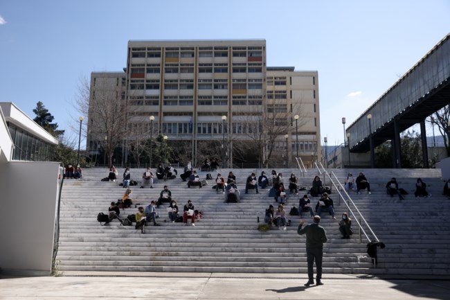 Δια ζώσης μαθήματα στα σκαλοπάτια του ΕΚΠΑ με πρωτοβουλία του φοιτητικού συλλόγου της Φιλοσοφικής [Εικόνες]