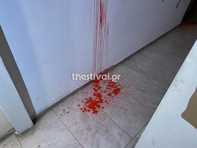 Θεσσαλονίκη: Επίθεση αντιεξουσιαστών στο γραφείο του βουλευτή της ΝΔ, Στράτου Σιμόπουλου [Εικόνες