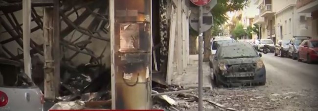 Ολική καταστροφή στα Κάτω Πατήσια: Βομβαρδισμένο τοπίο μετά από φωτιά σε κατάστημα επίπλων - Ζημιές σε όλη τη γειτονιά