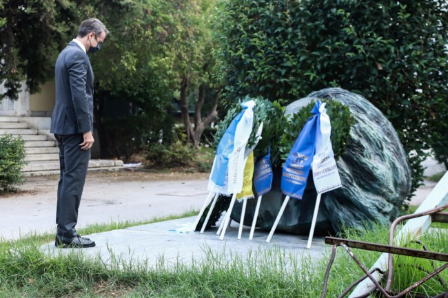 "Αστακός" το Πολυτεχνείο - Κλειστοί δρόμοι: Κατέθεσαν στεφάνι Μητσοτάκης, Σακελλαροπούλου [εικόνες]