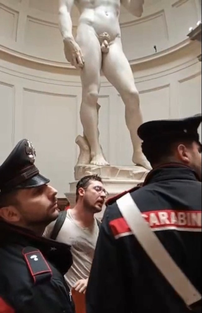 Ιταλία: Ακτιβιστές της "Τελευταίας Γενιάς" αλυσοδέθηκαν μπροστά από τον Δαβίδ του Μιχαήλ Άγγελου