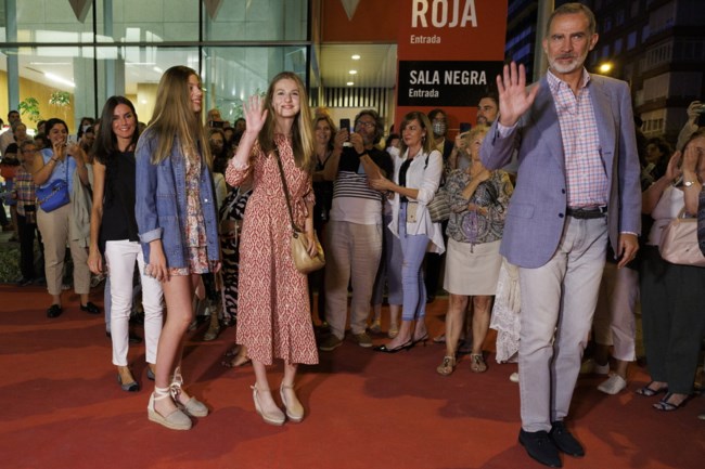 Τα καλλίγραμμα πόδια της πριγκίπισσας: Η μικρή κόρη της Λετίσια εντυπωσίασε με Zara φλοράλ μίνι φόρεμα