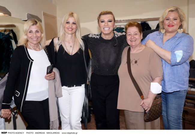 Ελενα Ράπτη: Καλοκαιρινή βραδινή εμφάνιση με λευκό παντελόνι και πλατφόρμες [εικόνες]
