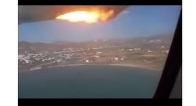 Νάξος: Η στιγμή που παίρνει φωτιά ο κινητήρας αεροσκάφους κατά την απογείωση - "Fire, fire" φώναζαν οι επιβάτες - Bίντεο-ντοκουμέντο