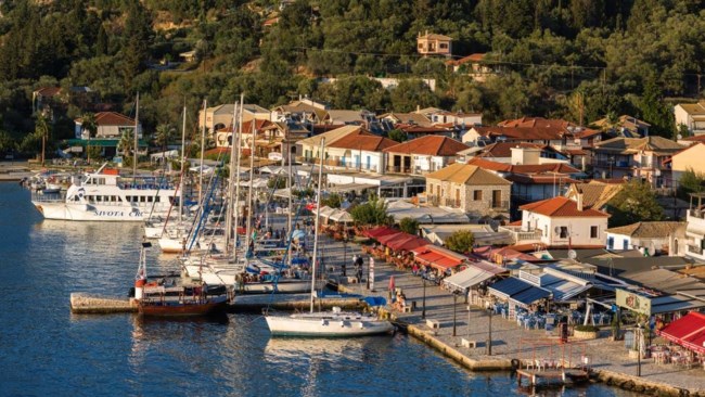 Τα "Φιορδ του Ιουνίου": Ο παραθαλάσσιος οικισμός της Ηπείρου με τις ειδυλλιακές παραλίες και τα νησάκια