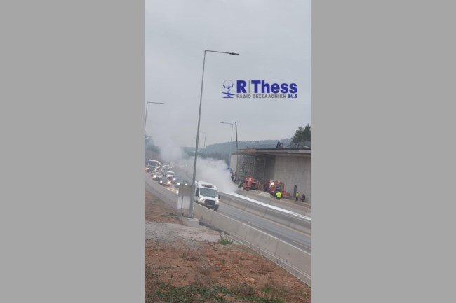 Θεσσαλονίκη: Στις φλόγες τυλίχθηκε αυτοκίνητο στην Περιφερειακή οδό [βίντεο]