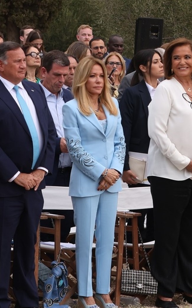 Μαριάννα Λάτση: Η πρωινή εμφάνιση με στιλάτο γαλάζιο κοστούμι με κοφτό κέντημα και τρέσες με στρας στα μαλλιά της