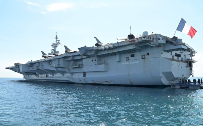 Στον όρμο του Φαλήρου αγκυροβόλησε το γαλλικό αεροπλανοφόρο "Σαρλ ντε Γκολ" [εικόνες, βίντεο]