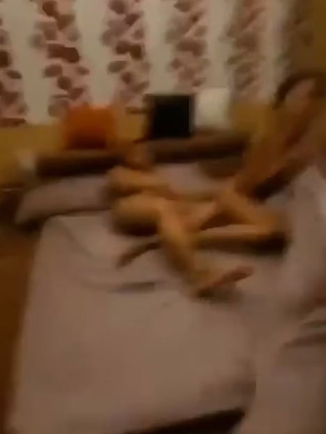 ΤΑΪΛΑΝΔΗ ΜΟΝΑΧΟΣ ΣΥΖΥΓΟΣ ΑΠΙΣΤΙΑ ΒΙΝΤΕΟ