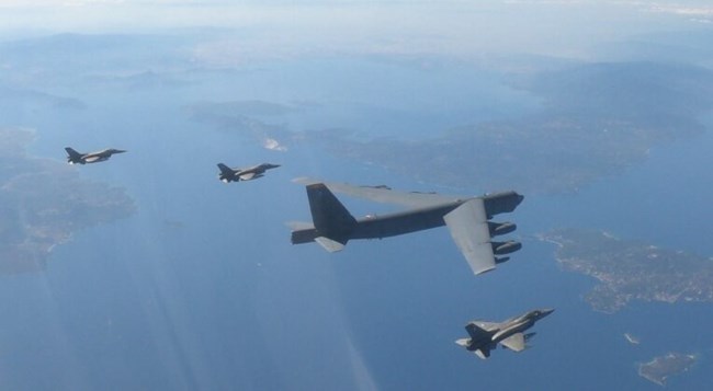 Νέα τουρκική πρόκληση: Τουρκικά F-16 παρενόχλησαν ελληνικά που συνόδευαν αμερικανικό βομβαρδιστικό